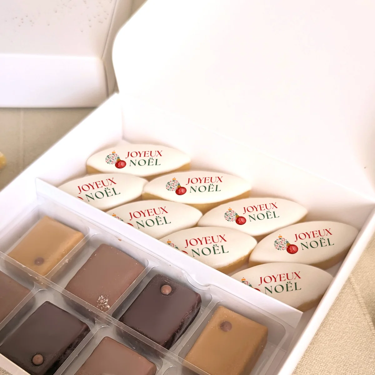 Calissons personnalisé coffret cadeau gourmand Coffret gourmand de Noël avec calissons personnalisés “Joyeux Noël” et chocolats Valrhona.