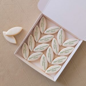 Calissons d’Aix personnalisés avec logo et texte imprimé, spécialité artisanale de Provence.