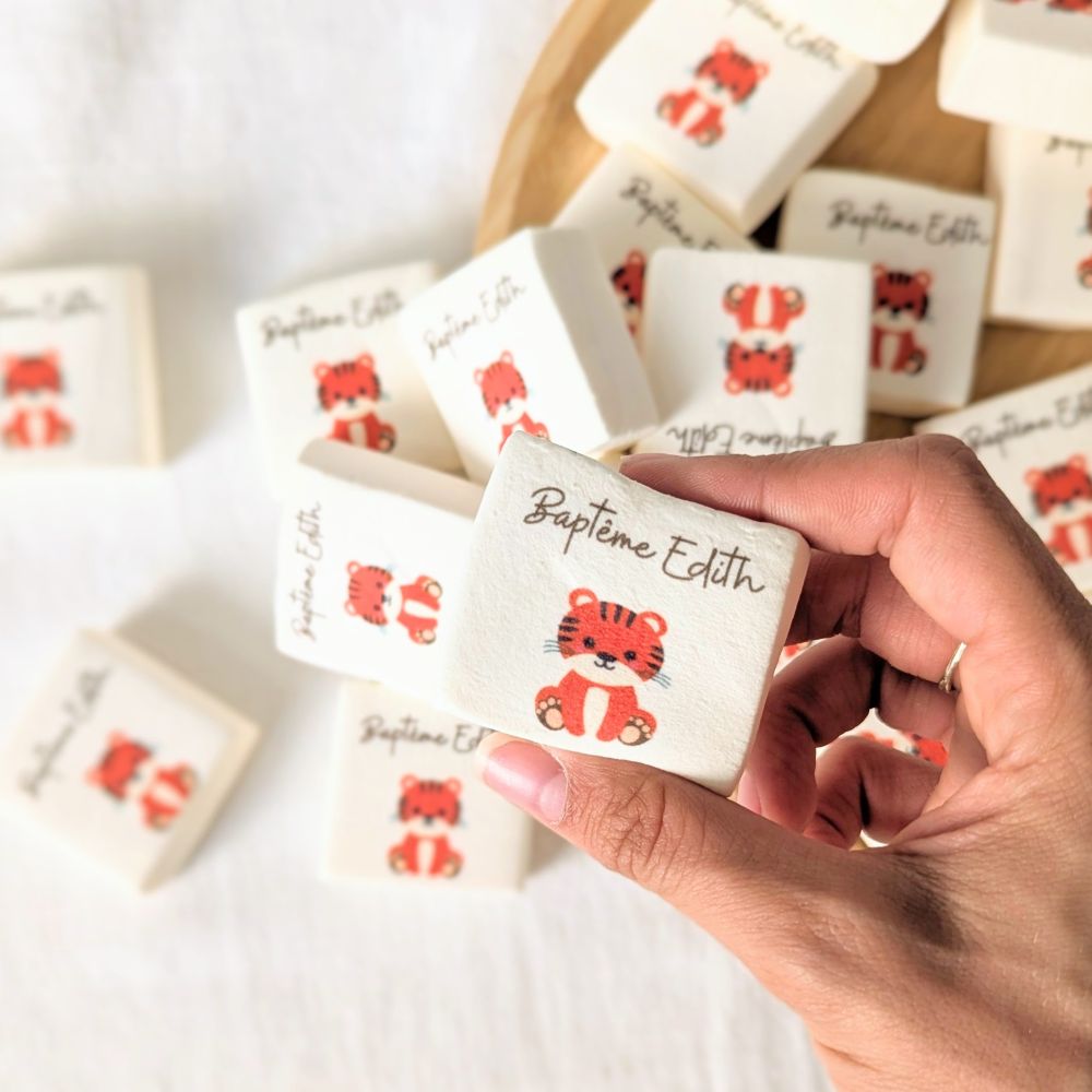 Guimauves personnalisées avec logo et prénom imprimés, présentées en sachet individuel pour cadeaux invités mariage.