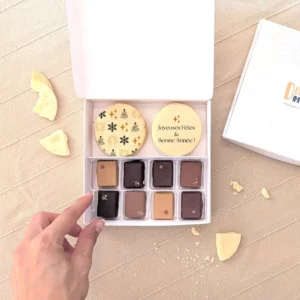 Biscuits “Joyeuses Fêtes & Bonne Année” avec assortiment de chocolats Valrhona dans un coffret gourmand de Noël.