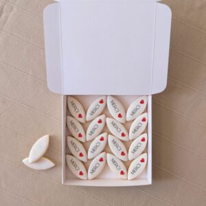 Coffret blanc élégant contenant 16 calissons personnalisés avec message et prénom, cadeau gourmand artisanal en Provence.