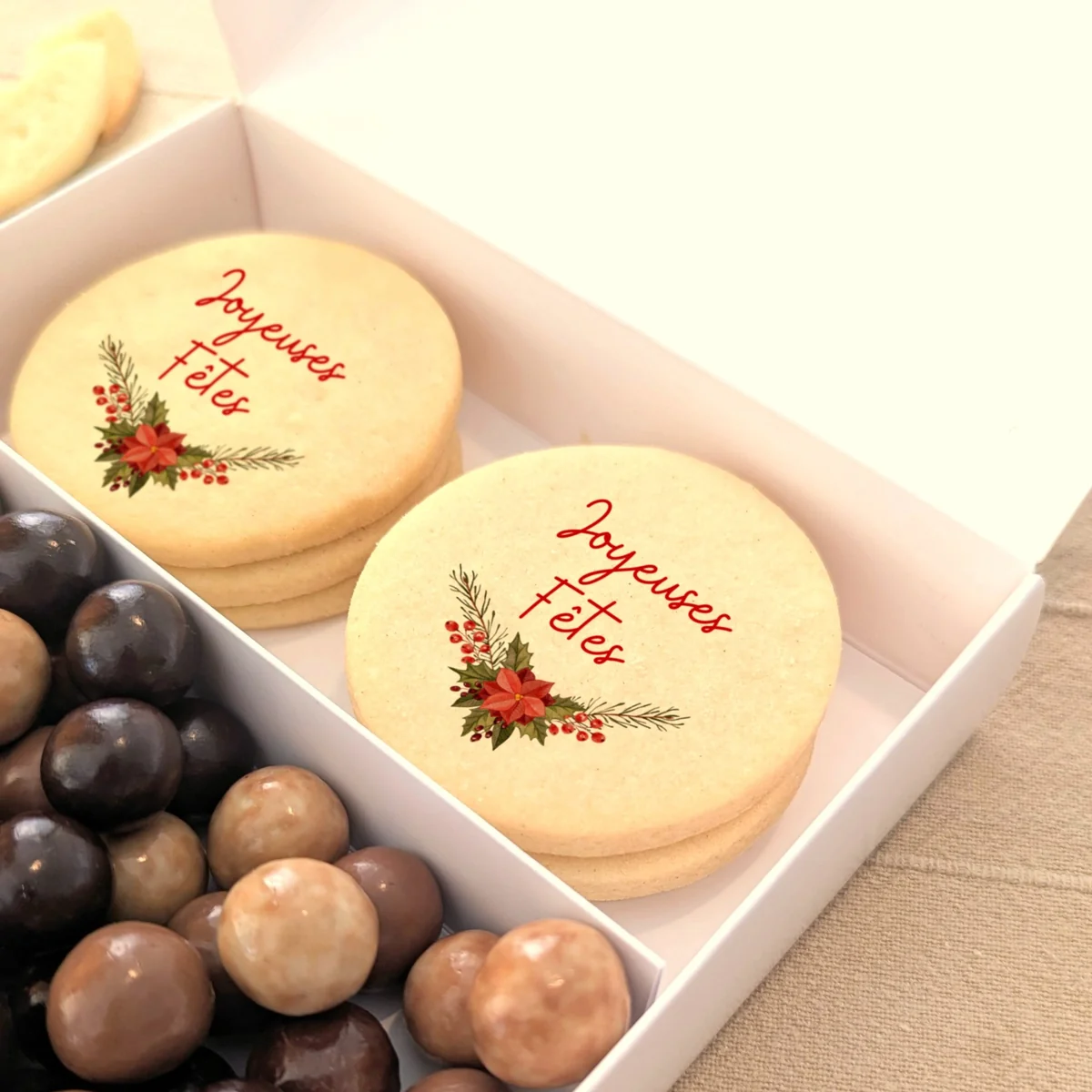 coffret gourmand de noel personnalisé - biscuits et chocolats Coffret gourmand de Noël avec deux biscuits “Joyeux Noël” et perles de chocolats.
