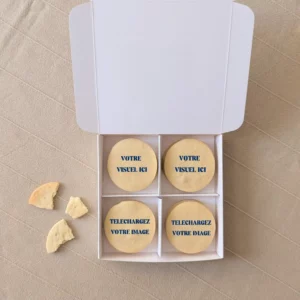 Coffret blanc de sablés personnalisés avec motif chauve-souris et texte “Léon 4 ans”, idée cadeau gourmand anniversaire enfant.