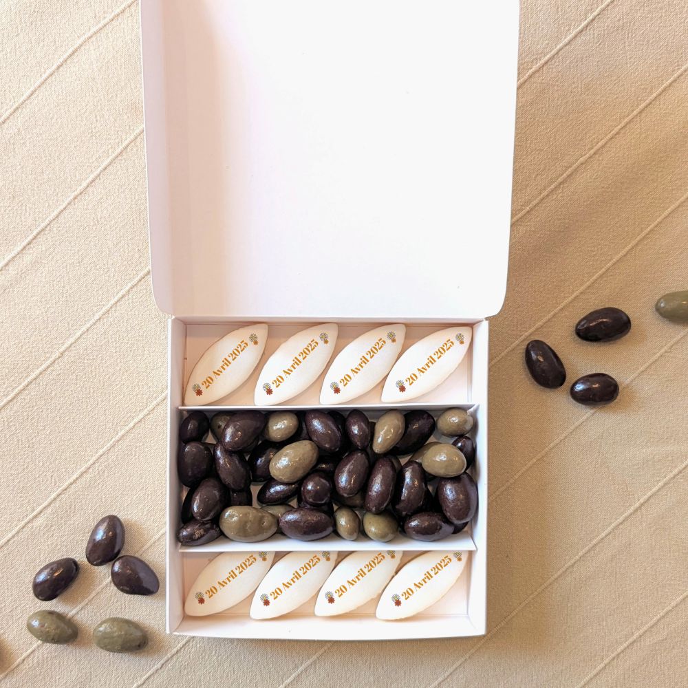 Calisson d’Aix personnalisé avec message imprimé, spécialité artisanale provençale.