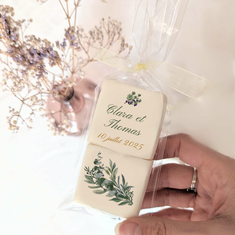 Duo de guimauves personnalisées avec motif olivier et prénoms des mariés.