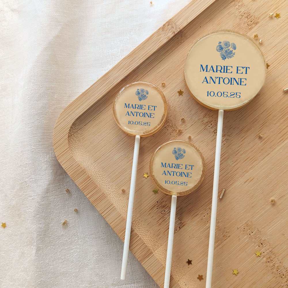 sucette personnalisées pour cadeau invité chic Sucettes personnalisées mariage aux saveurs naturelles et au design élégant toile de Jouy.