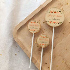 sucette personnalisées pour cadeau invité floral Sucettes personnalisées mariage Floral, avec prénoms et motifs fleuris colorés.