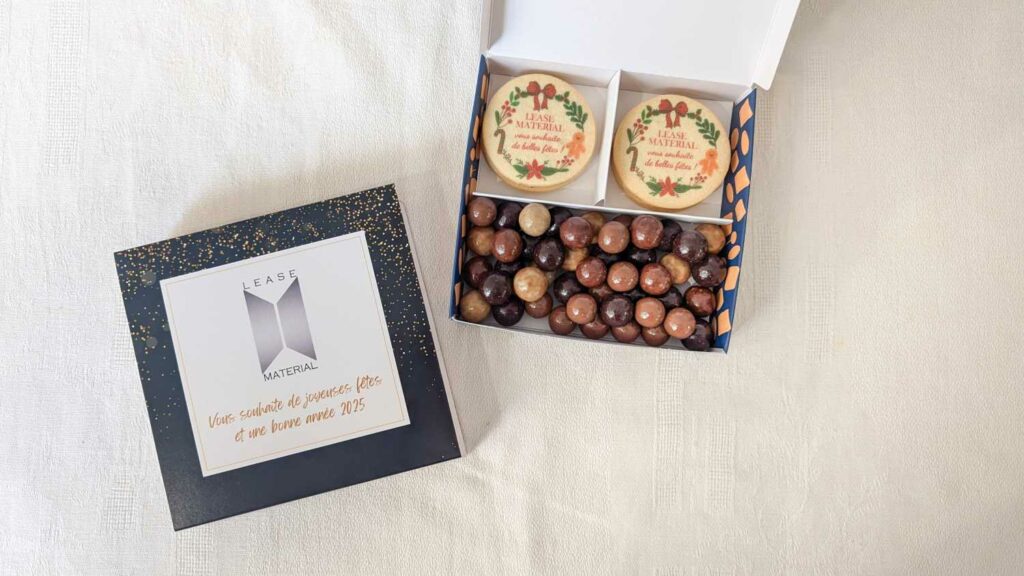 Coffret gourmand de Noël personnalisé avec biscuits et billes croustillantes pour Lease Material