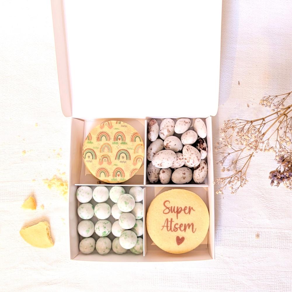 Coffret merci maîtresse avec biscuits personnalisés, chocolats et amandes caramélisées