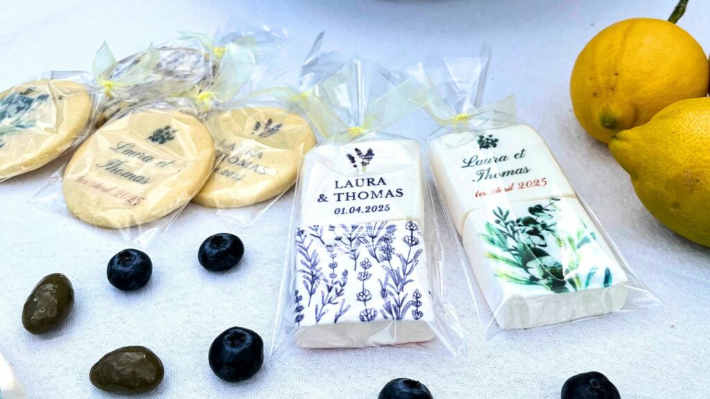 article de blog mariage Idée cadeau mariage pour invités - calissons, biscuits et guimauves personnalisés