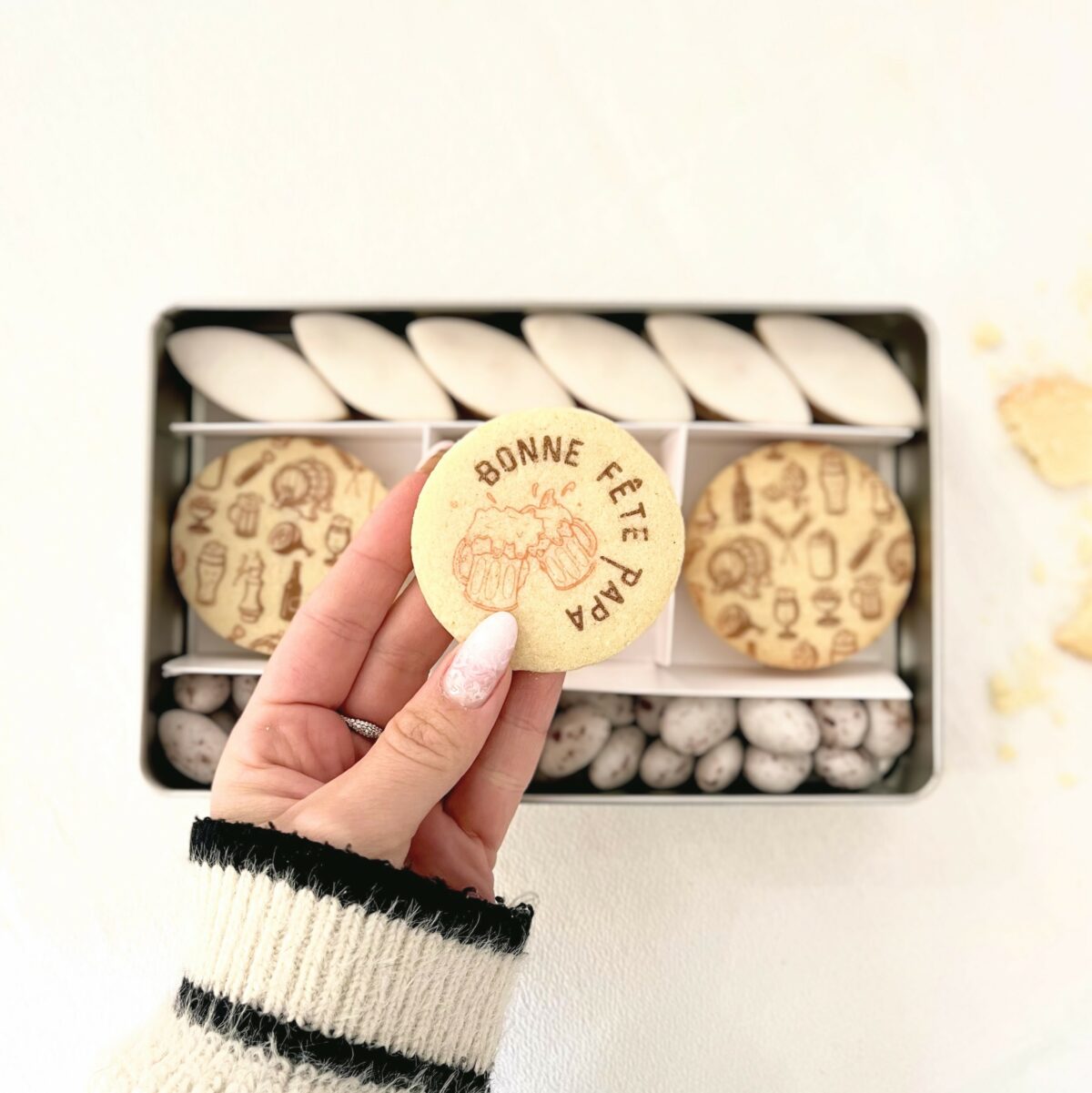 Coffret cadeau homme anniversaire : biscuits personnalisés, calissons et macarons amande cacao coco