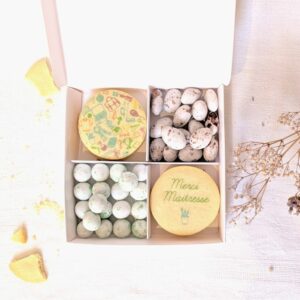 biscuits personnalisés cadeau pour ATSEM Coffret merci maîtresse biscuits personnalisés et douceurs chocolatées