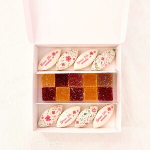 coffret gourmand personnalisé pour maman avec calissons et pâtes de fruits