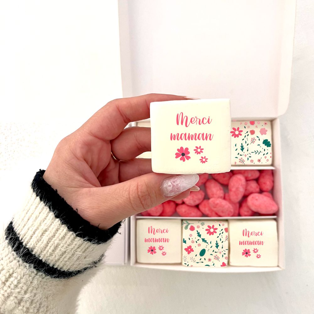 offret cadeau maman avec guimauves personnalisées et pralines roses
