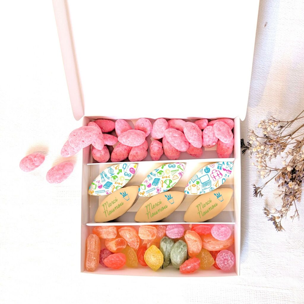 coffret maitresse calissons et bonbons personnalisés Coffret merci maîtresse avec calissons personnalisés, bonbons anciens et pralines roses