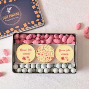 coffret sucré personnalisé pour maman avec pralines roses et sablés
