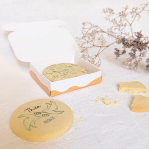 boîte cadeau baptême avec sablés prénom