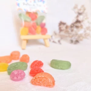 : bonbons artisanaux colorés en sachet transparent personnalisé