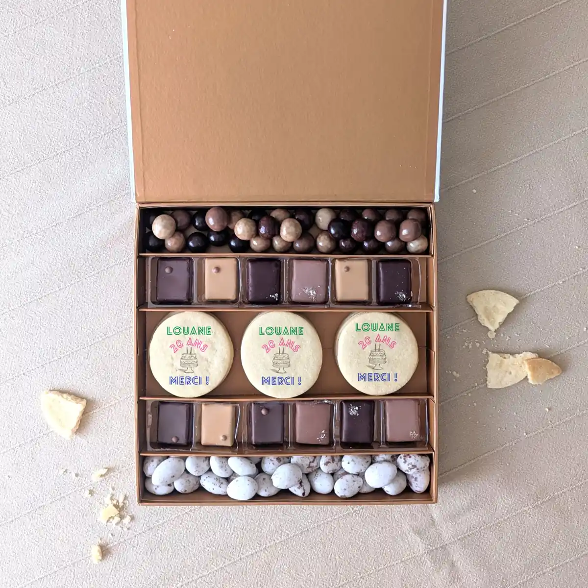Coffret gourmand anniversaire personnalisé avec chocolats et biscuits