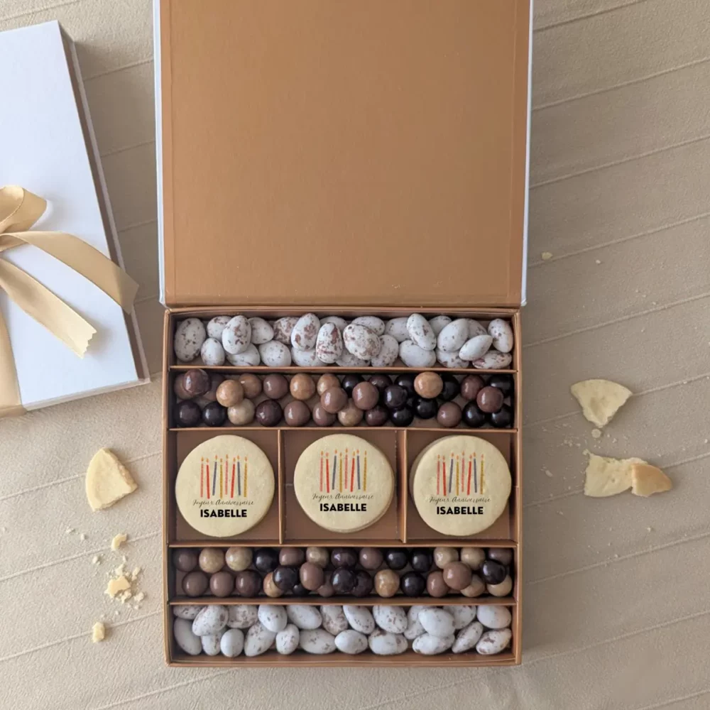 Coffret gourmand élégant anniversaire avec biscuits et chocolats personnalisés
