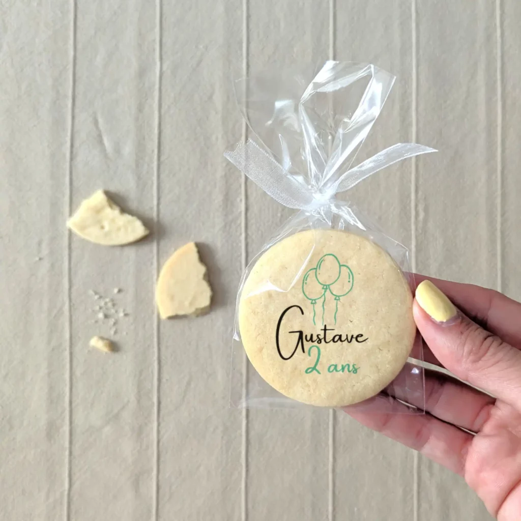 biscuit anniversaire avec ballon biscuit sablé anniversaire motif gâteau et texte personnalisé