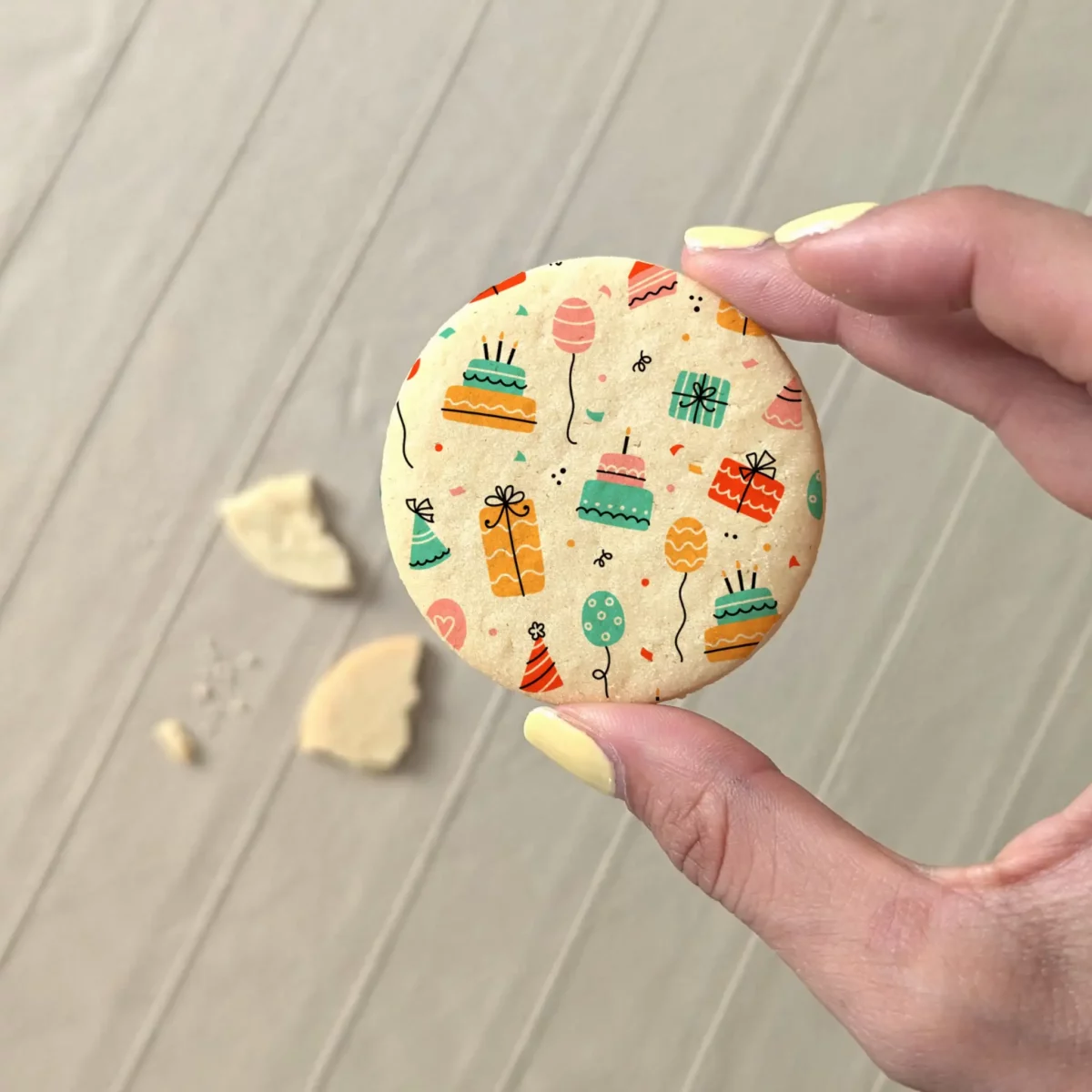 décorer un gâteau d’anniversaire avec biscuit personnalisé