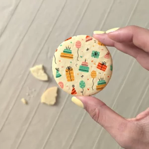 décorer un gâteau d’anniversaire avec biscuit personnalisé