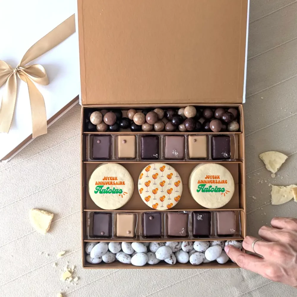 Coffret gourmand anniversaire pour maman avec biscuits personnalisés et chocolats