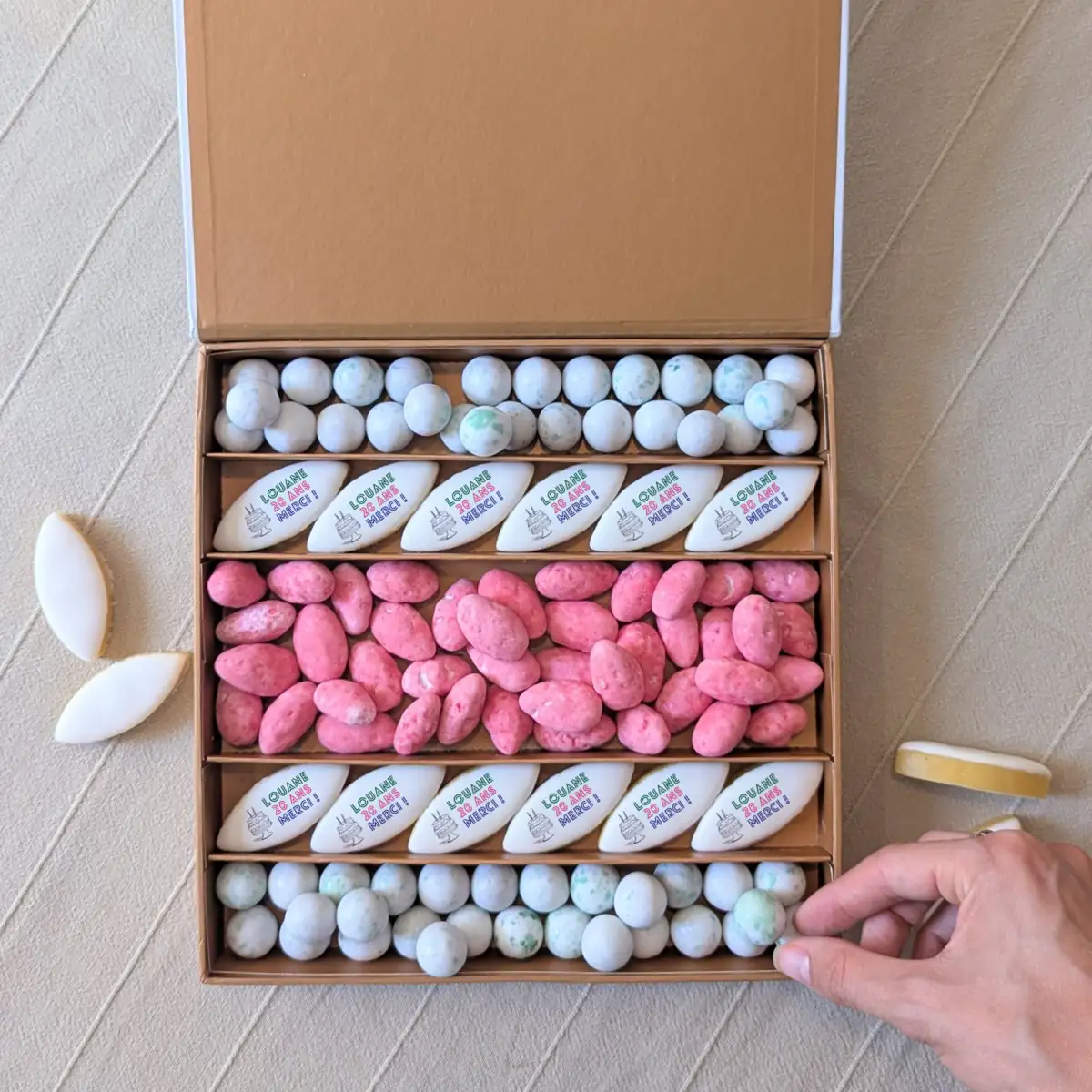 cadeau-anniversaire-calissons-et-pralines Coffret cadeau anniversaire pour maman avec biscuits personnalisés et chocolats fins