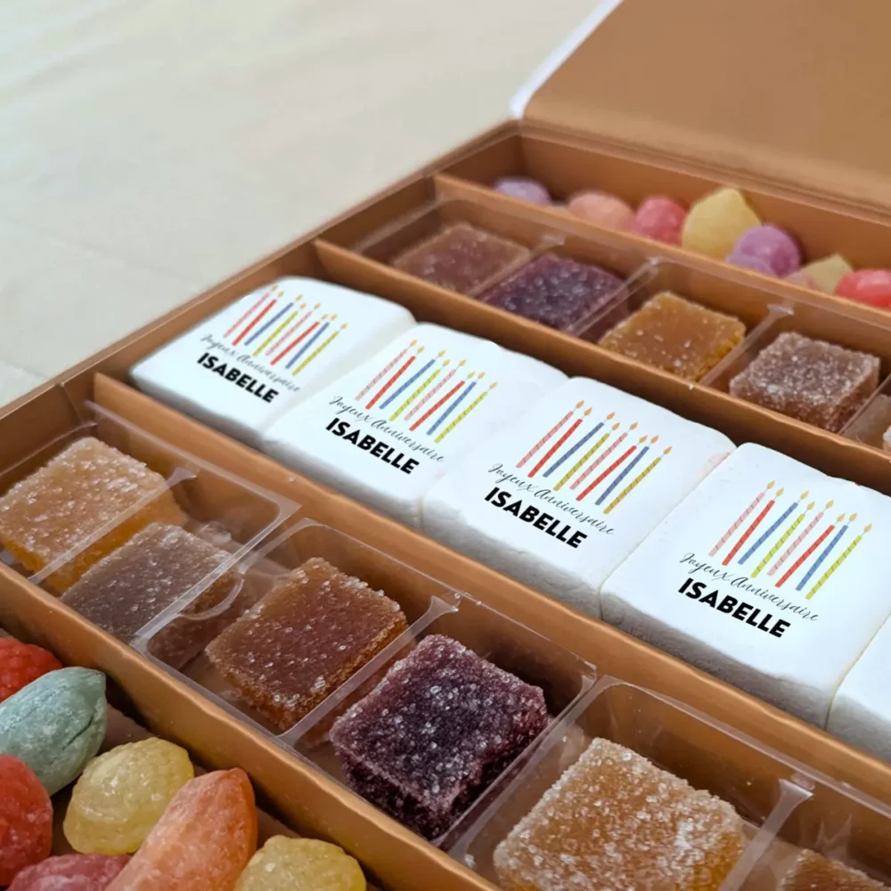 Coffret gourmand anniversaire avec chocolats, guimauves personnalisées et pâtes de fruits