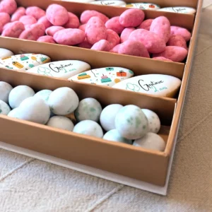 Coffret gourmand anniversaire avec biscuits personnalisés et chocolats