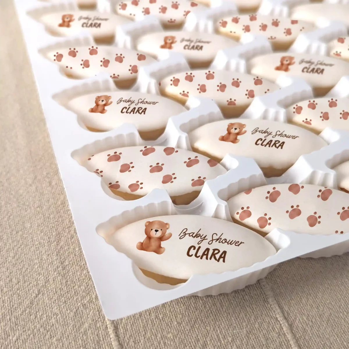 Offrez à la future maman un coffret personnalisé pour sa baby shower : une pause sucrée entre rires, jeux et émotions.