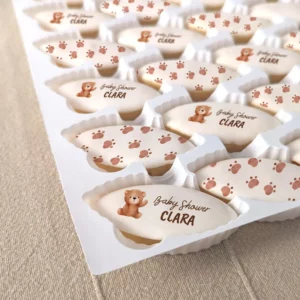 Offrez à la future maman un coffret personnalisé pour sa baby shower : une pause sucrée entre rires, jeux et émotions.