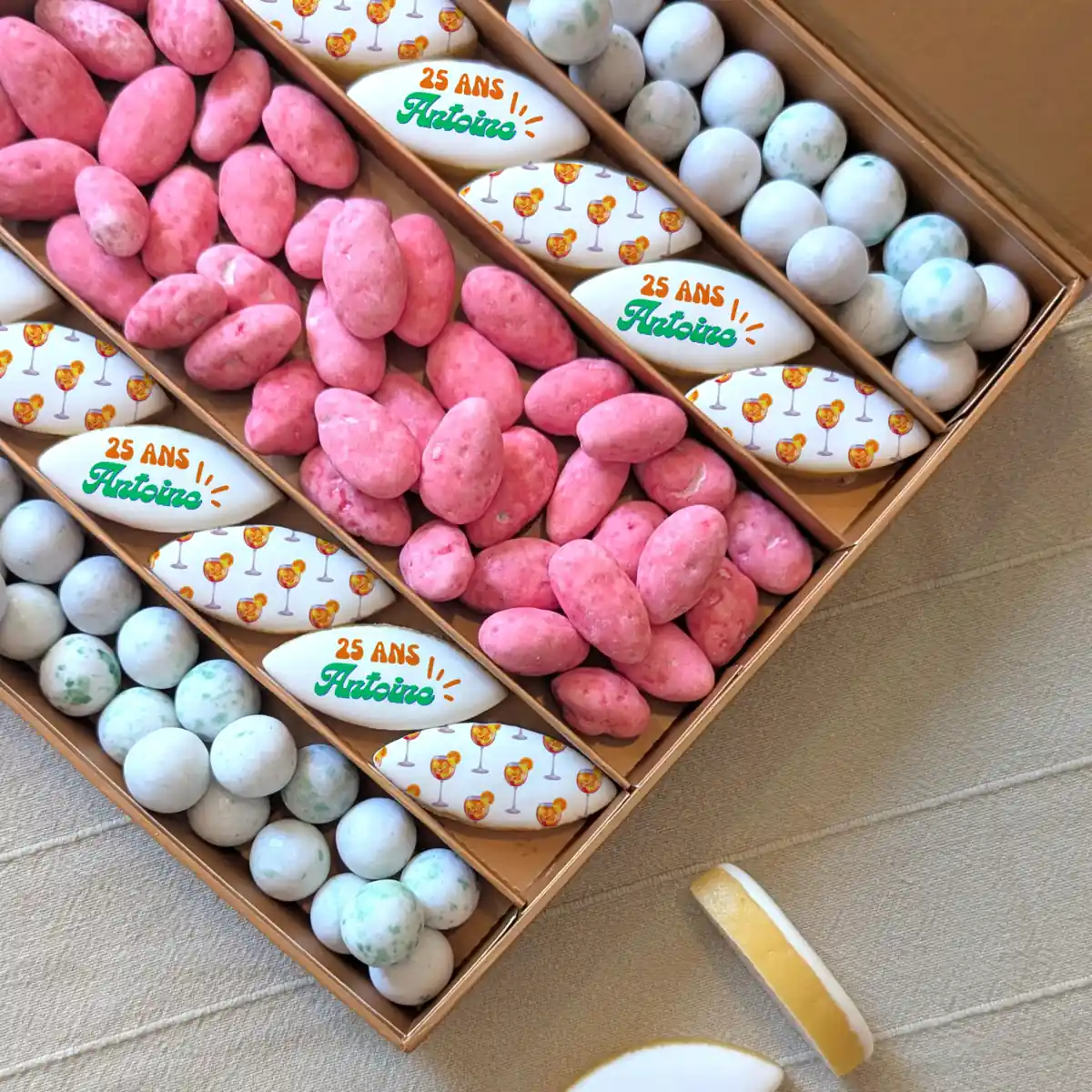 offret cadeau anniversaire adulte avec biscuits et chocolats raffinés