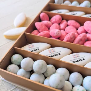 Coffret cadeau anniversaire avec calissons personnalisés et pralines au chocolat