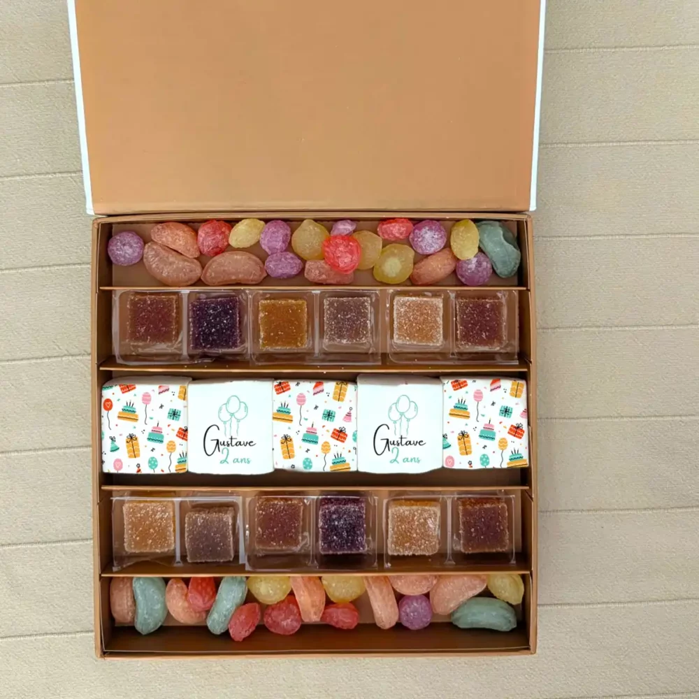 Coffret cadeau anniversaire avec guimauves imprimées, pâtes de fruits et chocolats gourmands