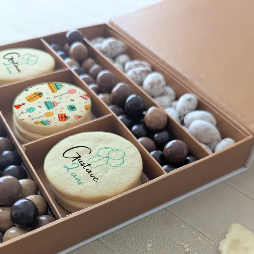 Coffret cadeau anniversaire avec biscuits personnalisés et dragées au chocolat
