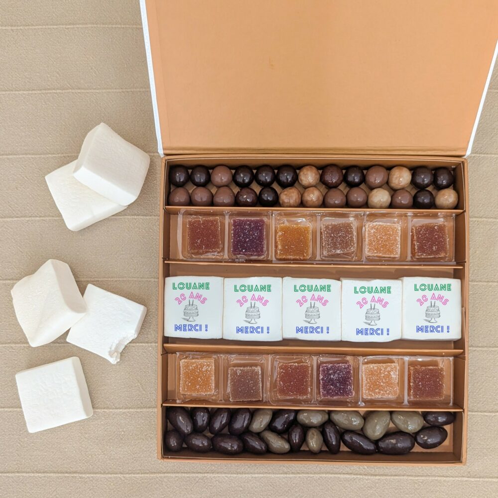Coffret cadeau anniversaire avec guimauves personnalisées, pâtes de fruits artisanales et chocolats