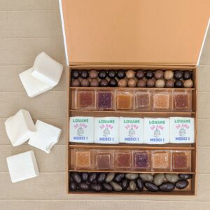 Coffret cadeau anniversaire avec guimauves personnalisées, pâtes de fruits artisanales et chocolats