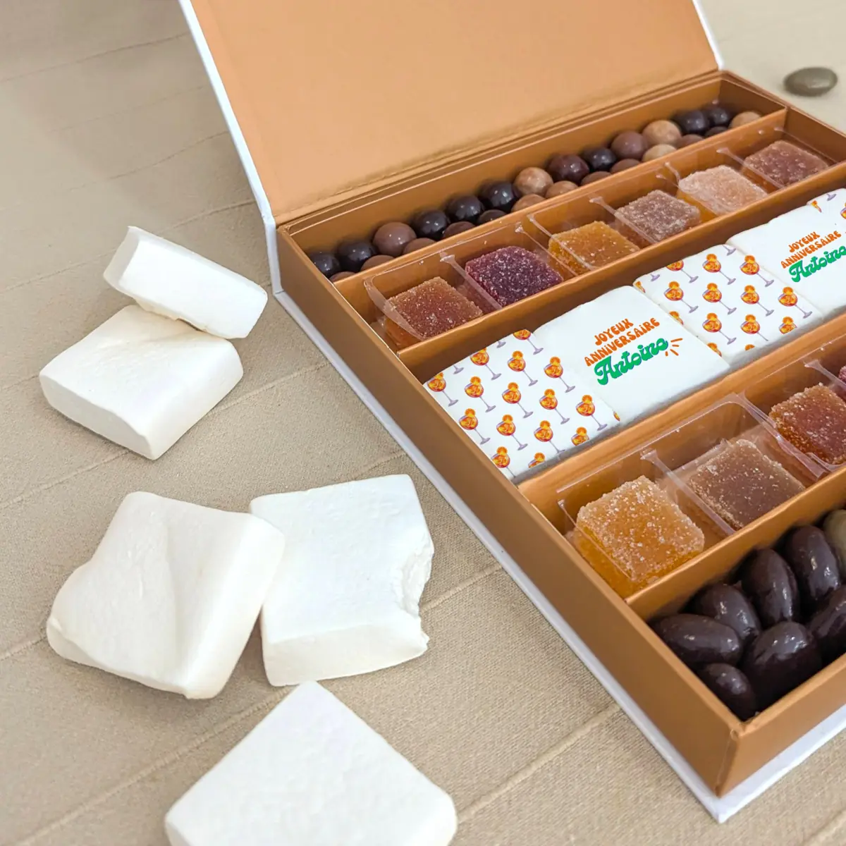 Coffret gourmand anniversaire avec guimauves personnalisées, chocolats fins et pâtes de fruits artisanales