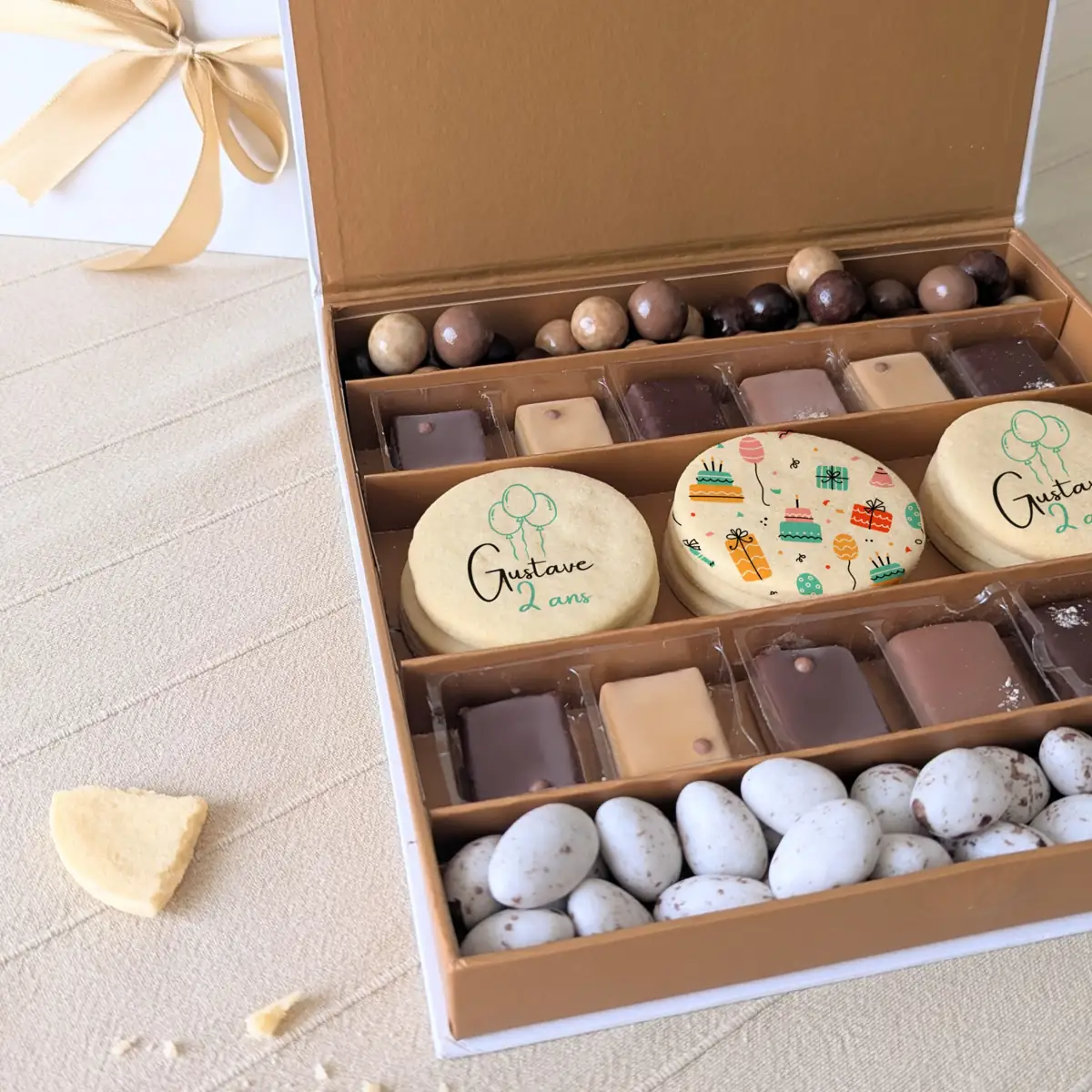 Coffret gourmand anniversaire pour maman avec biscuits imprimés et chocolats artisanaux
