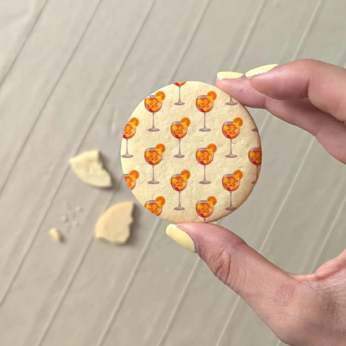 décoration table anniversaire avec biscuits personnalisés invités