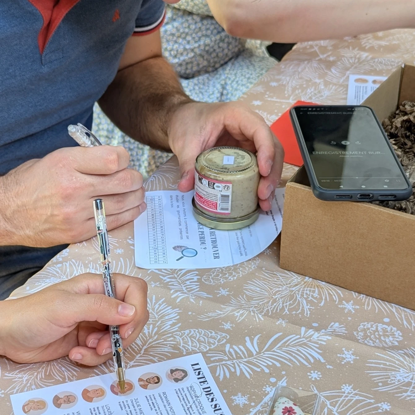 box enquete gourmande à la maison Un enquete policière à mener tout en gourmandise, kit à jouer à la maison