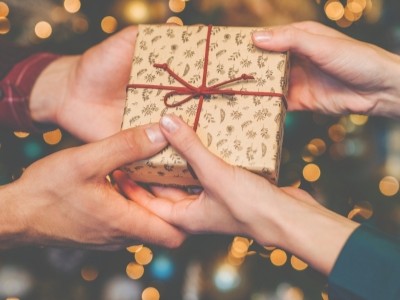 panier gourmand de noel avec jeu enquete à la maison