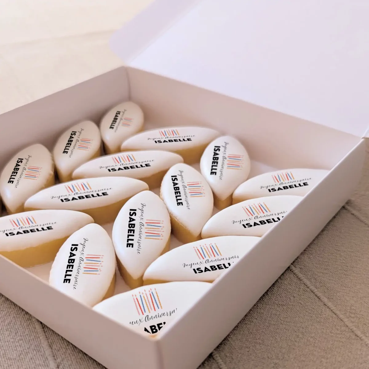 Coffret cartonné blanc avec 16 calissons personnalisés “Grégoire 40 ans” et motifs cadeaux, idée cadeau gourmand anniversaire.