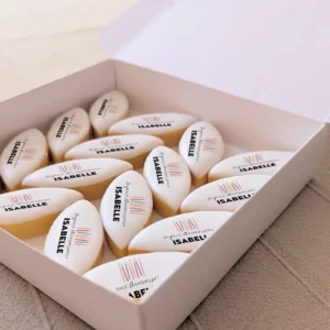 Coffret cartonné blanc avec 16 calissons personnalisés “Grégoire 40 ans” et motifs cadeaux, idée cadeau gourmand anniversaire.