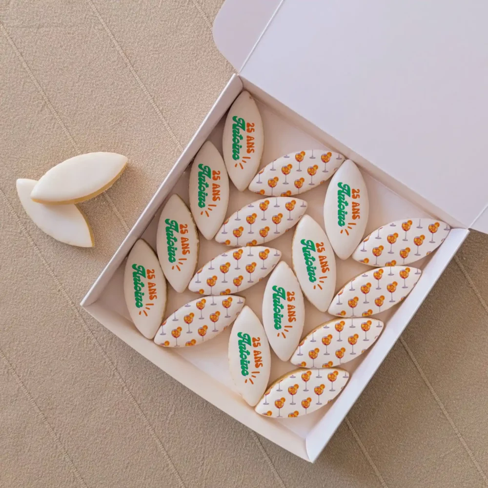 Coffret blanc de 16 calissons imprimés “25 ans Justine” avec motifs cocktails, coffret gourmand d’anniversaire.
