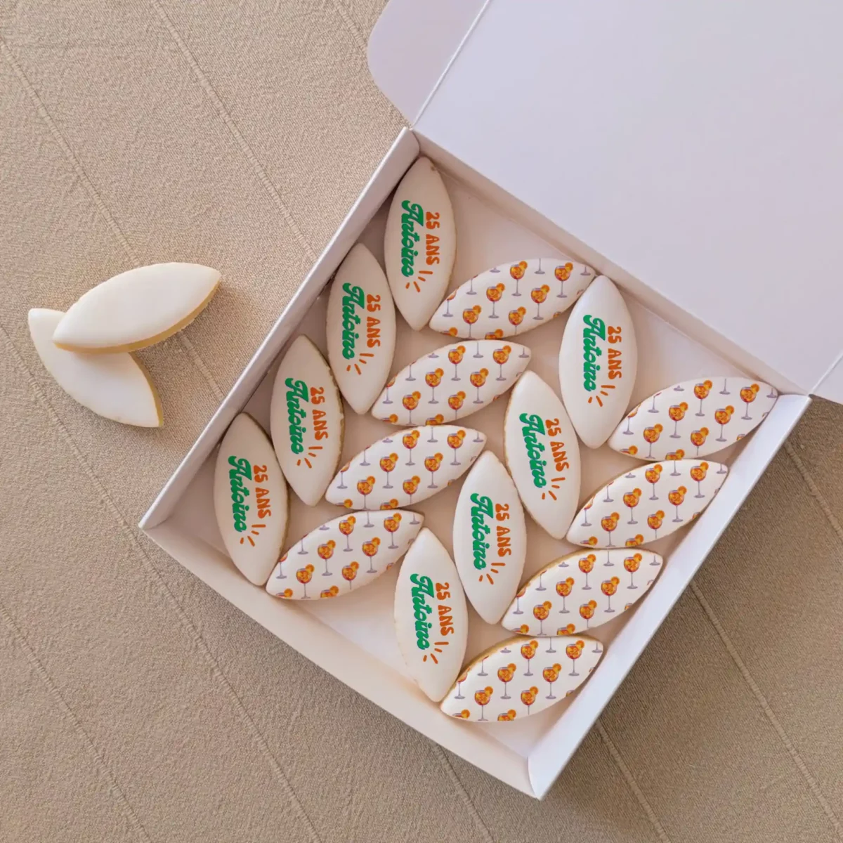 Coffret blanc de 16 calissons imprimés “25 ans Justine” avec motifs cocktails, coffret gourmand d’anniversaire.