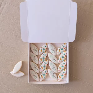 Coffret cartonné blanc contenant seize calissons imprimés “Joyeux anniversaire Isabelle”, gourmandise provençale personnalisée.