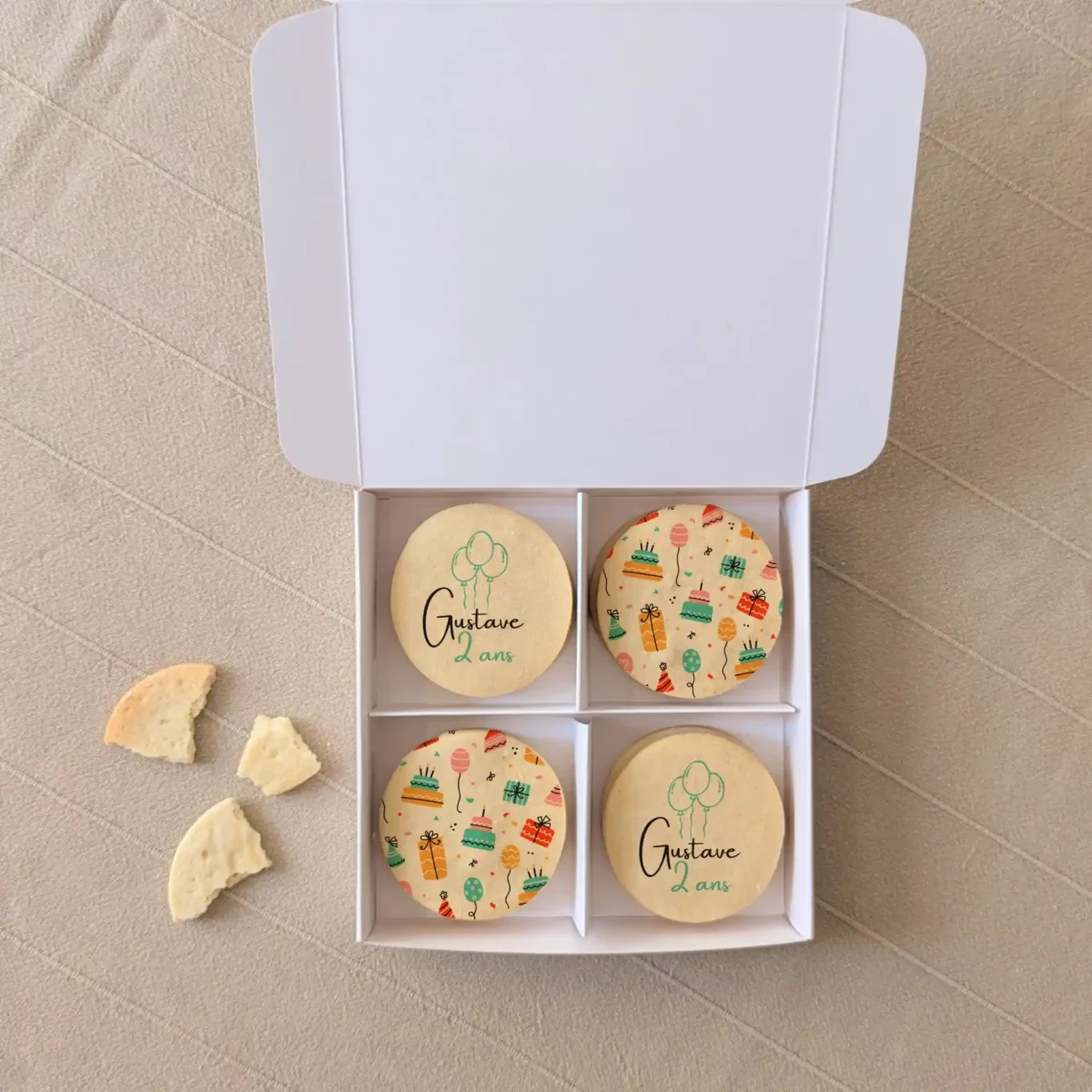 Coffret de biscuits sablés personnalisés avec le message “Louane 20 ans merci !”, idée originale pour un anniversaire.